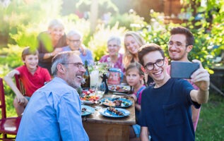 famille qui déjeune ensemble