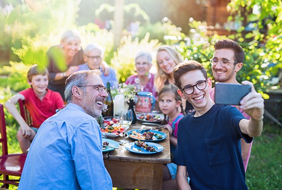 famille qui déjeune ensemble