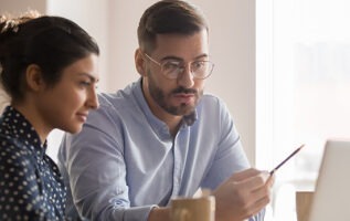 Homme et femme concentrée sur écran