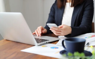 Une femme faisant du télétravail