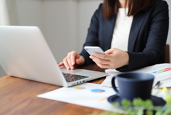 Une femme faisant du télétravail