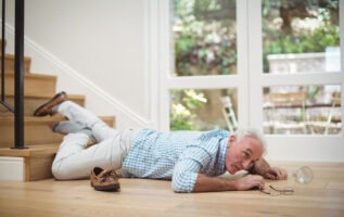 homme tombé par terre