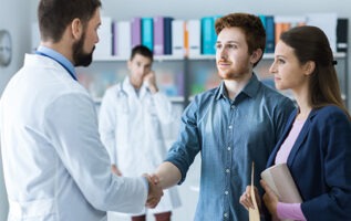 couple entrain de saluer un médecin