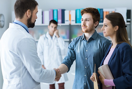 couple entrain de saluer un médecin