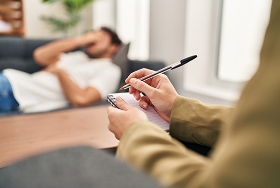 Psychologue ou psychothérapeute : guide pour comprendre les différences