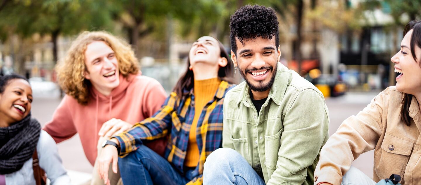 groupe d'étudiants qui rigolent