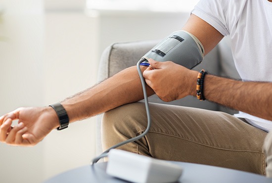 le bras d'un homme, atteint d'hypertension, surveillant sa tension
