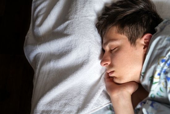un adolescent qui a sommeil