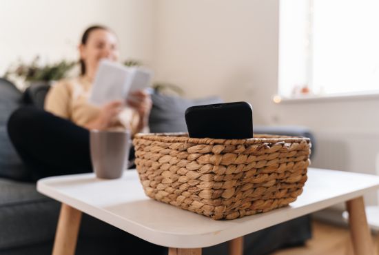 Une TNS qui fait une déconnexion digitale en lisant un livre