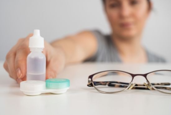 une paire de lunettes et de lentilles posées sur une table