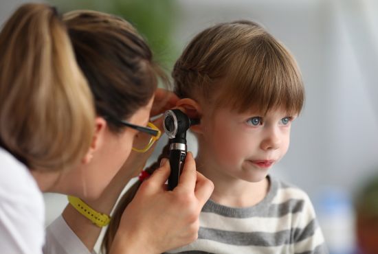 une petite fille ayant une otite