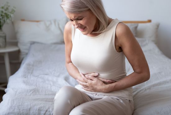 une femme souffre au niveau de son foie