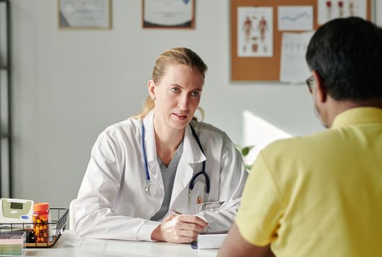 un médecin salarié en pleine consultation