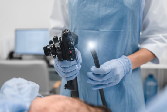 un professionnel de santé faisant une endoscopie