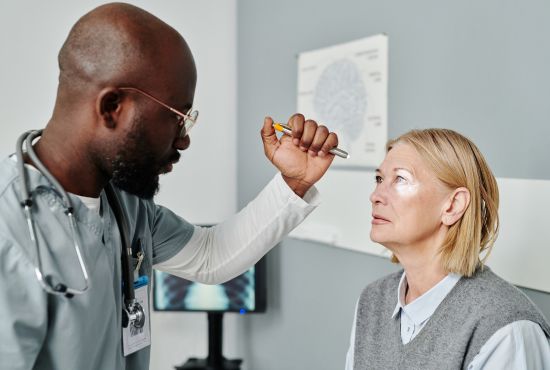 une femme atteinte d'astigmatisme, chez l'ophtalmologue