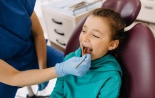 une enfant qui est en plein examen dentaire M'T dents