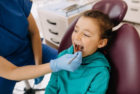 une enfant qui est en plein examen dentaire M'T dents