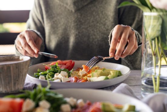 Une assiette de légumes pour bien s'alimenter lors des fortes chaleurs