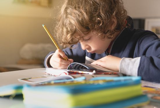 un enfant entrain d'écrire