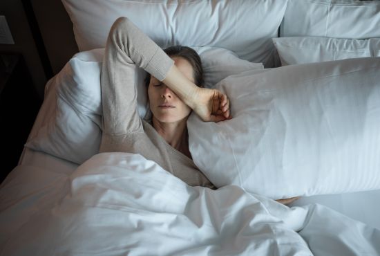 Femme en train de faire de l'hypersomnie