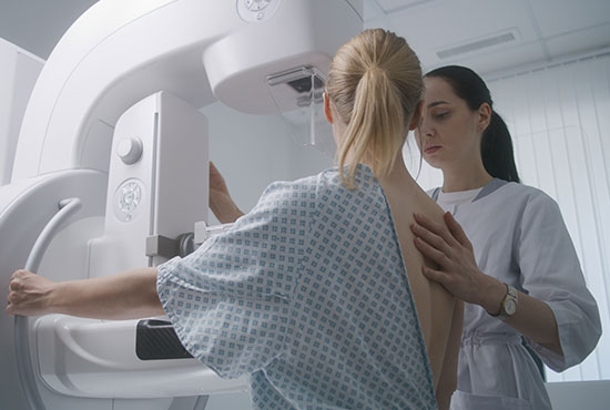 Femme faisant une mammographie