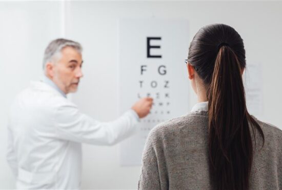 femme chez un orthoptiste