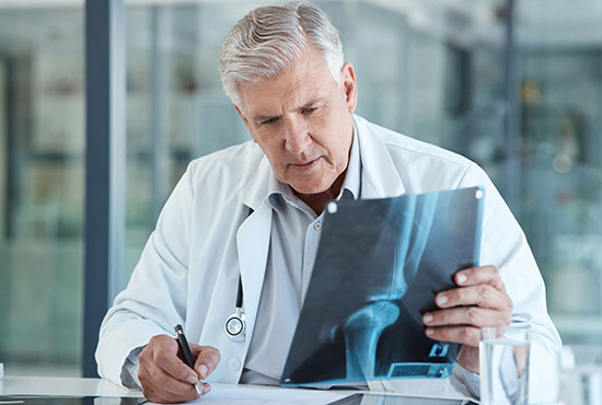 Medecin tenant une radio des os