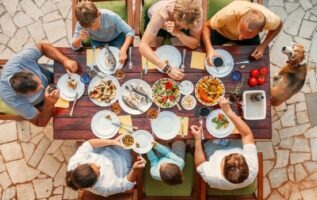 Une famille qui mange bien pendant les vacances