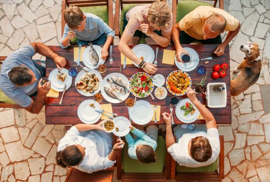 Une famille qui mange bien pendant les vacances