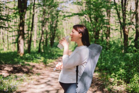 Femme enceinte faisant de la remise en forme dehors.