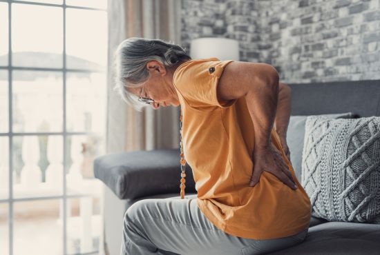 une femme qui a une maladie du dos