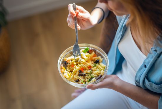 une femme entrain de manger sainement