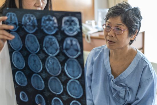 une patiente atteinte de la Chorée de Huntington, regardant ses résultats