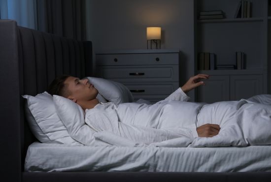 un jeune homme en pleine paralysie du sommeil