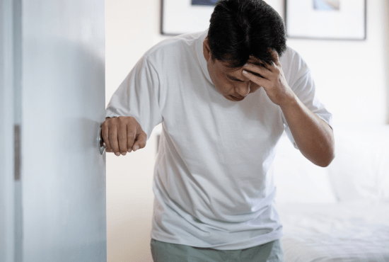 un homme qui s'apprêt à faire un malaise vagal