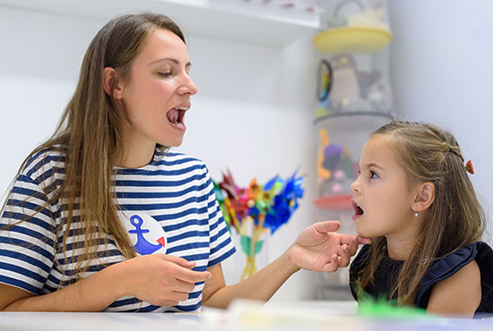 Femme et fille exercice de langage