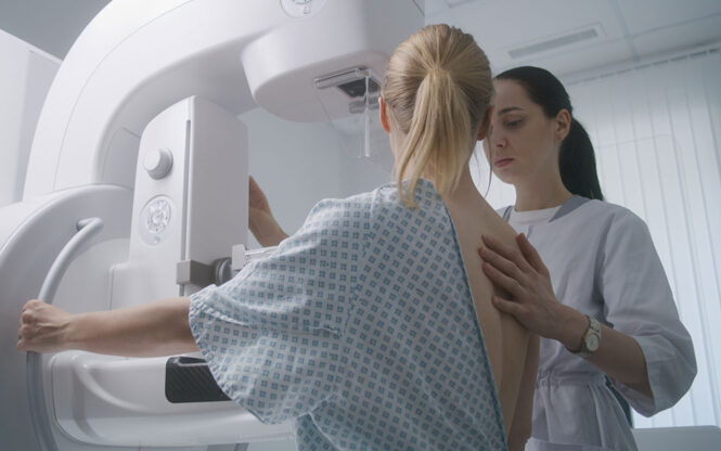 femme faisant une mammographie