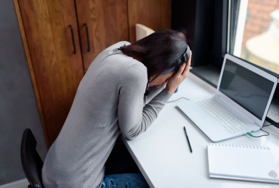 une femme remplie de stress pour la rentrée