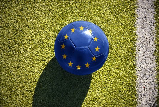 Un ballon de foot avec le drapeau de l'UE pour motif