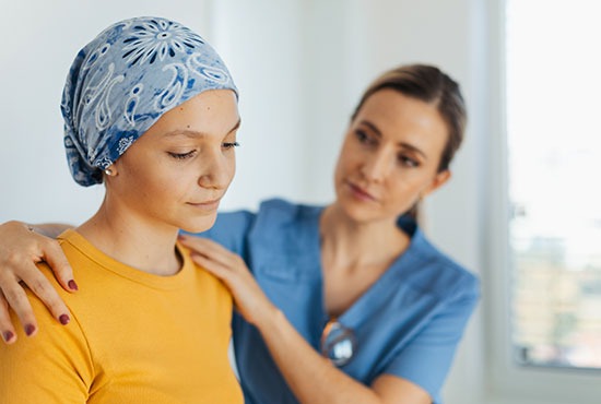 Femme médecin soutien psychologique femme cancer du sein