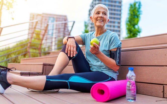 femme de plus de 50 ans qui fait du sport