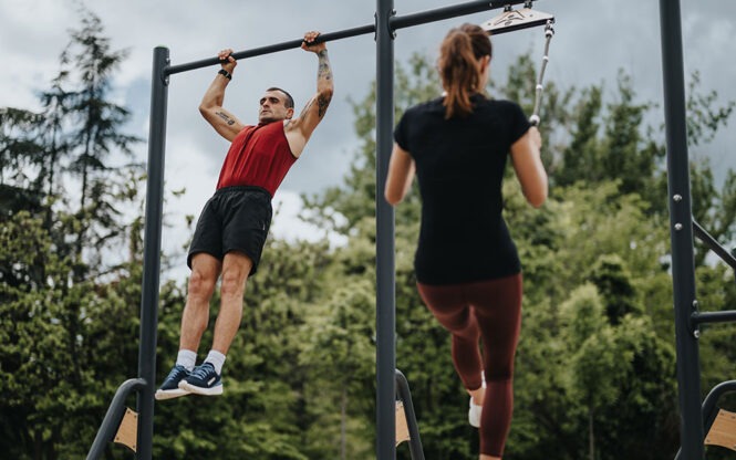 deux personnes faisant du sport en extérieur
