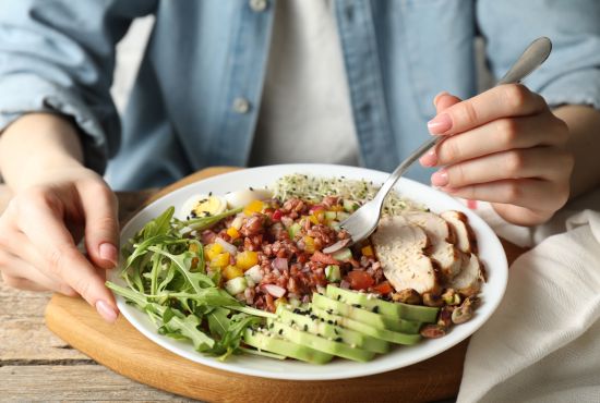 Assiette équilibrée avec légumes frais et dinde, pour prévenir les carences alimentaires.