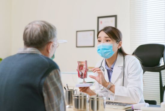 Médecin donnant des conseils à un patient sur l’intoxication alimentaire et la gestion des symptômes digestifs.