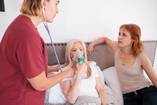 Médecin utilisant un dispositif d’assistance respiratoire pour une patiente