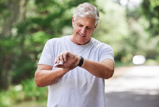Homme qui regarde ses statistiques santé sur sa montre.