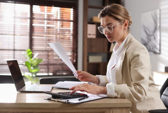 Femme qui travail à son bureau.