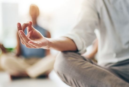 Homme qui fait du yoga en entreprise