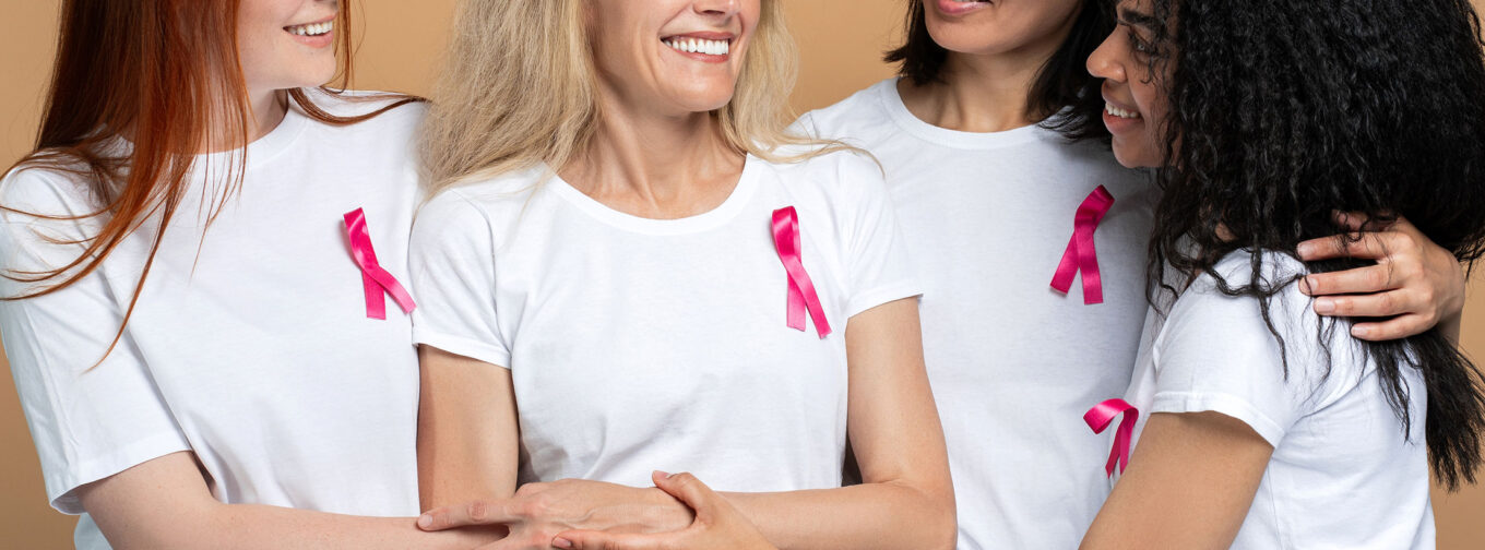 Femmes avec tee-shirt et ruban rose