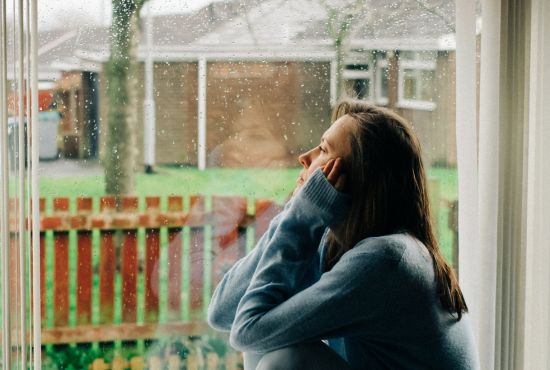 une femme qui se sent fatiguée suite à l'arrivée de l'automne
